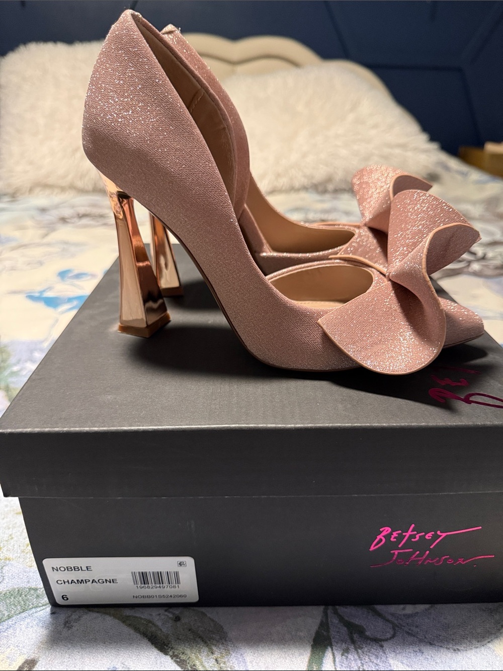 Betsey Johnson Dusty Pink Glitter Bow Pumps - Picture 2 of 7